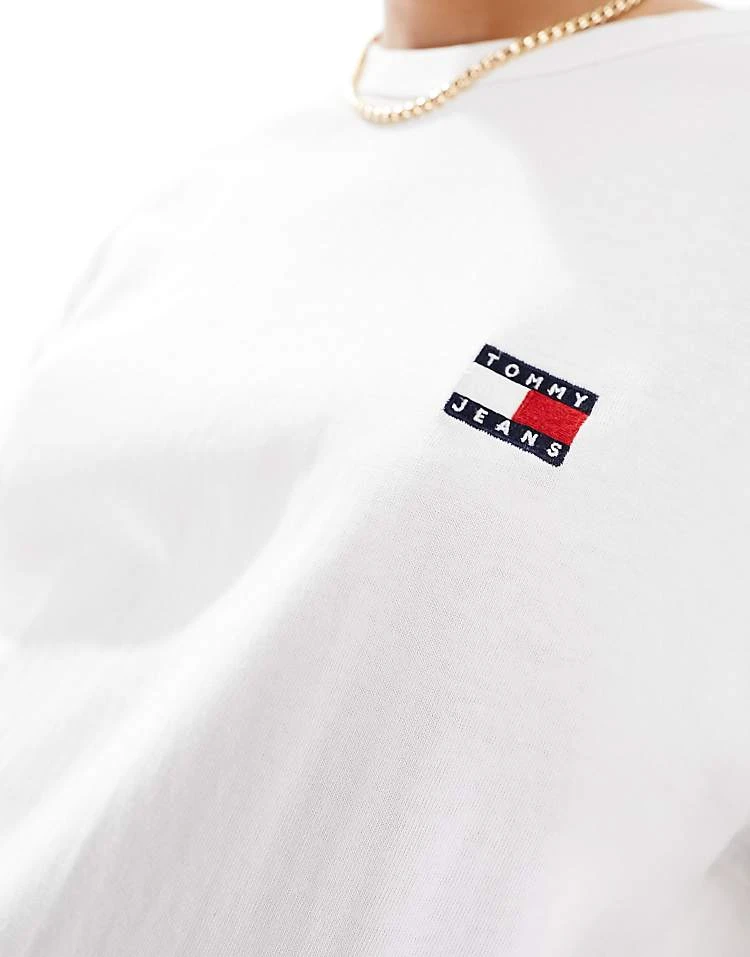 Tommy Jeans Unisex Regular Badge Logo T-shirt In White For Unisex 2 Tommy Jeans Unisex Regular Badge Logo T-shirt In White For Unisex - Image 2