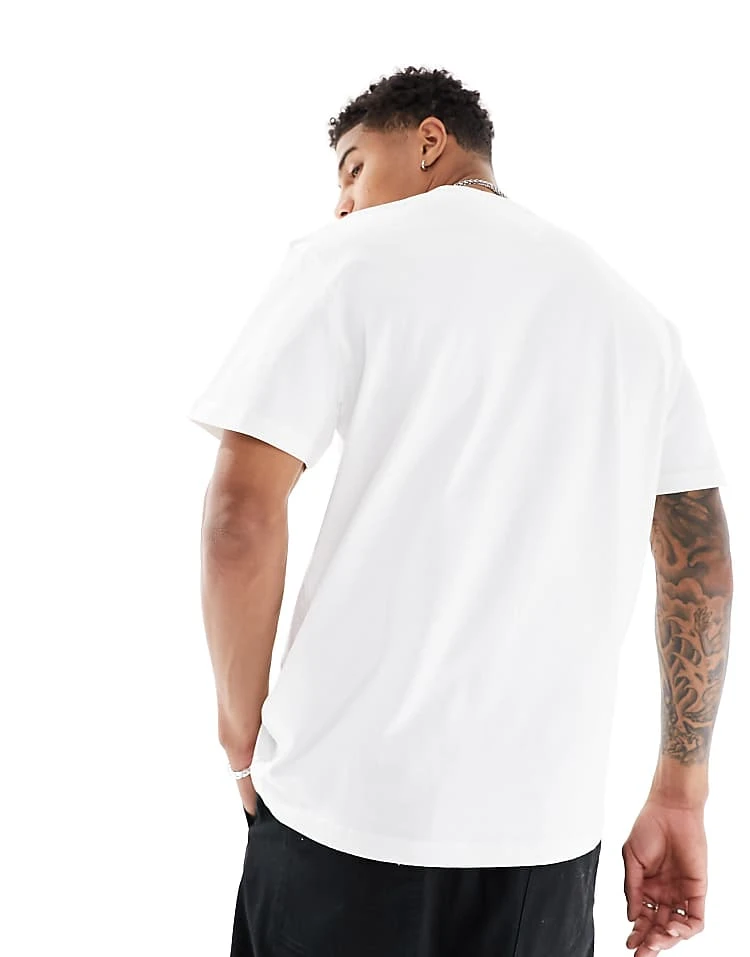 Tommy Jeans Unisex Regular Badge Logo T-shirt In White For Unisex 4 Tommy Jeans Unisex Regular Badge Logo T-shirt In White For Unisex - Image 4